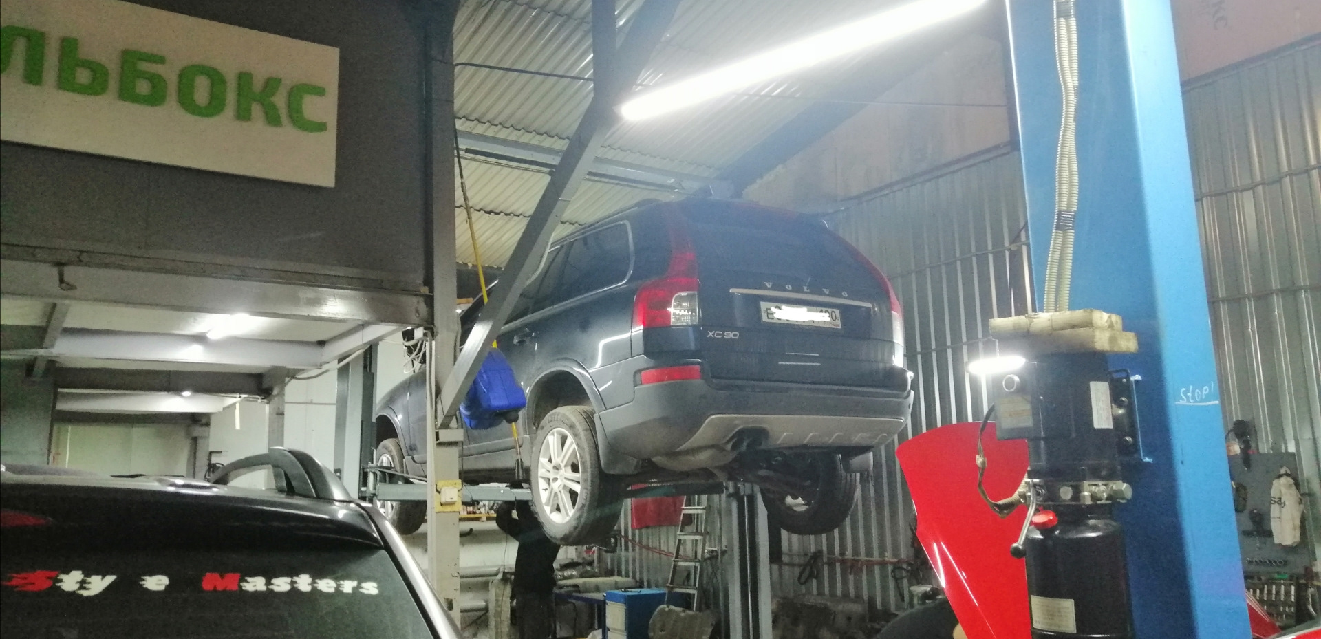 Масло в угловой, заднем редукторе, амортизаторы багажника — Volvo XC90 ...