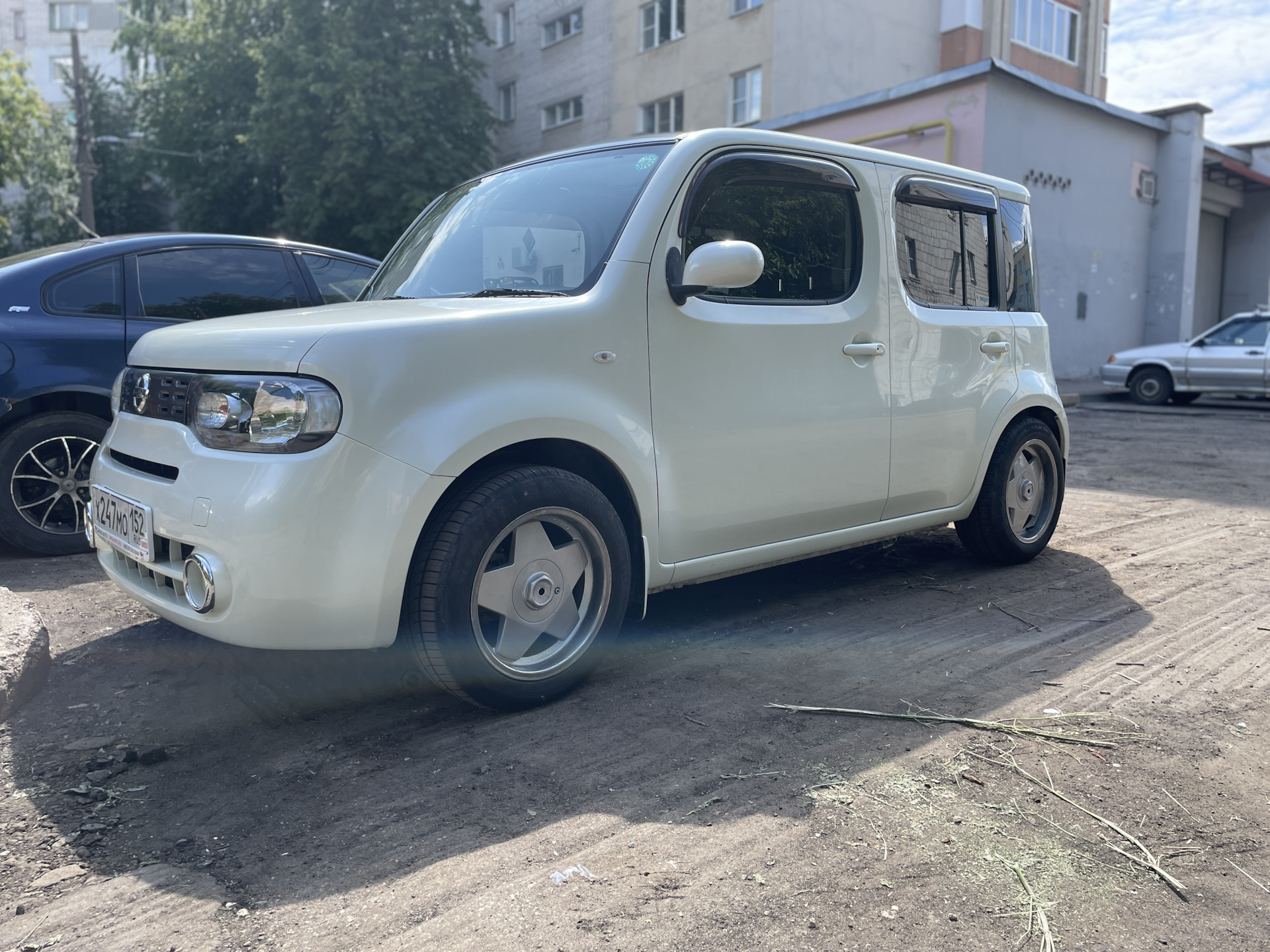 Nissan Cube электромобиль