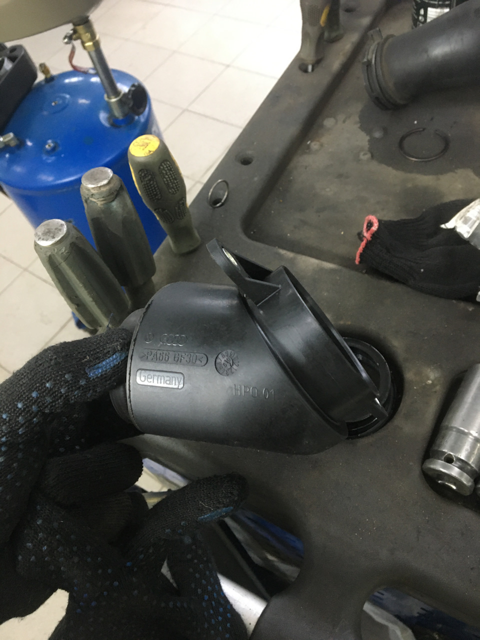 Демпфер пульсации — Volkswagen Touareg (1G), 3 л, 2009 года | плановое ...