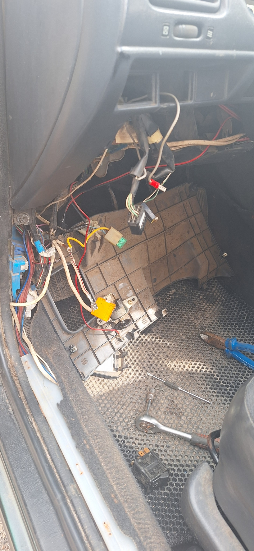 Поиск причины нерабочего датчика топлива — Toyota Carina E, 1,6 л, 1995 ...