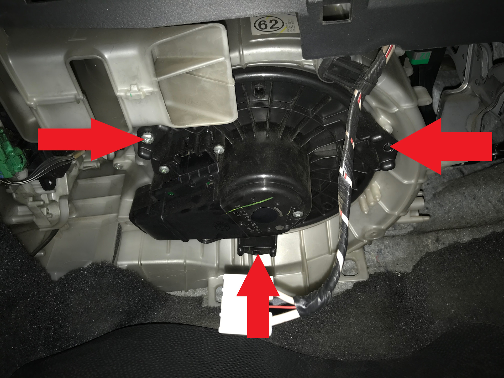 Как снять моторчик печки. Отопитель салона Камри 50. Снятие моторчика печки Камри 50. Тойота Камри 2017 снятие мотора отопителя.