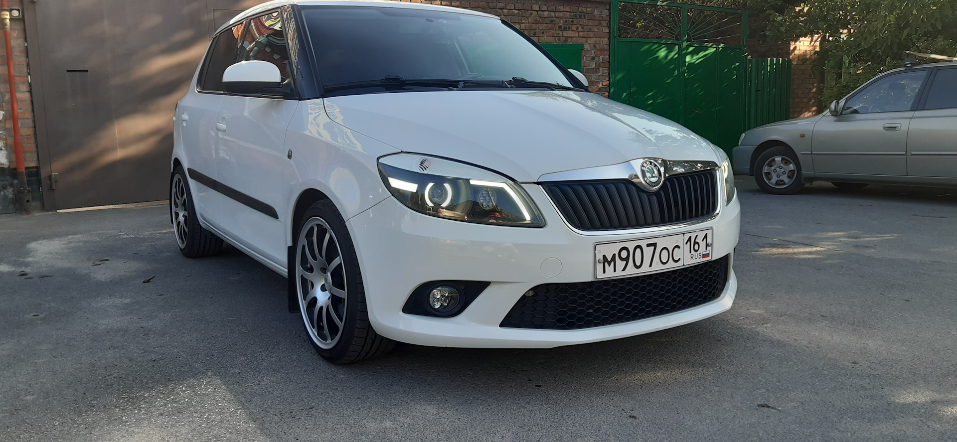 Skoda Fabia белая тюнинг