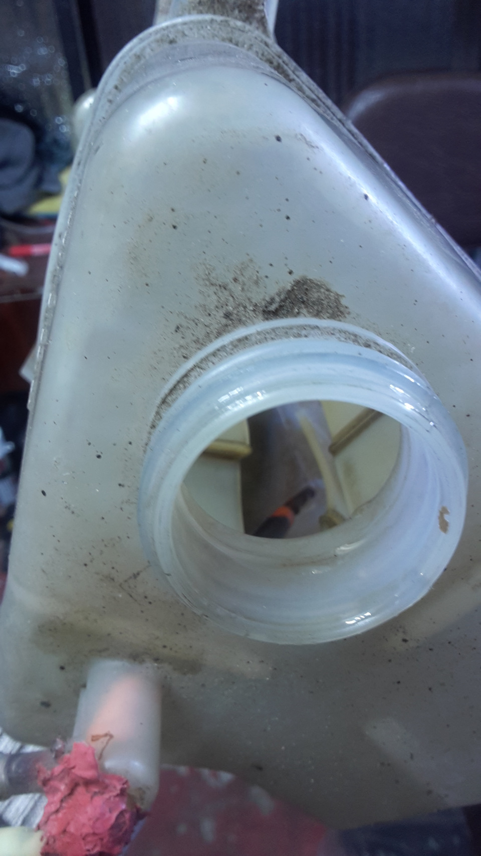 Потек бачок антифриза — Lada Калина Спорт, 1,6 л, 2011 года | поломка ...