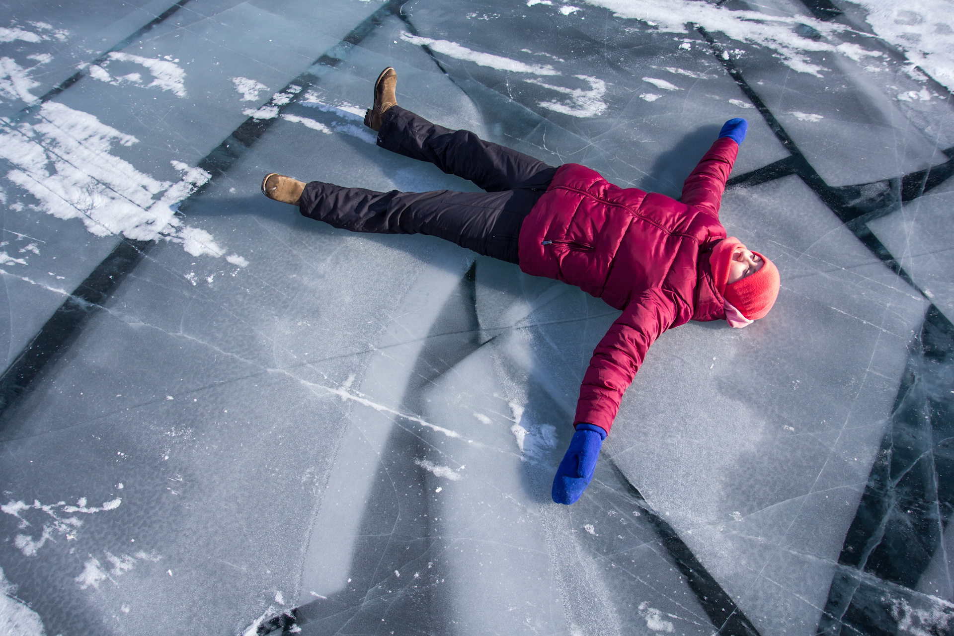 Слушать живые люди. Живой лед. Красный комбинезон на фоне льда Байкала. Шелег живой лед.