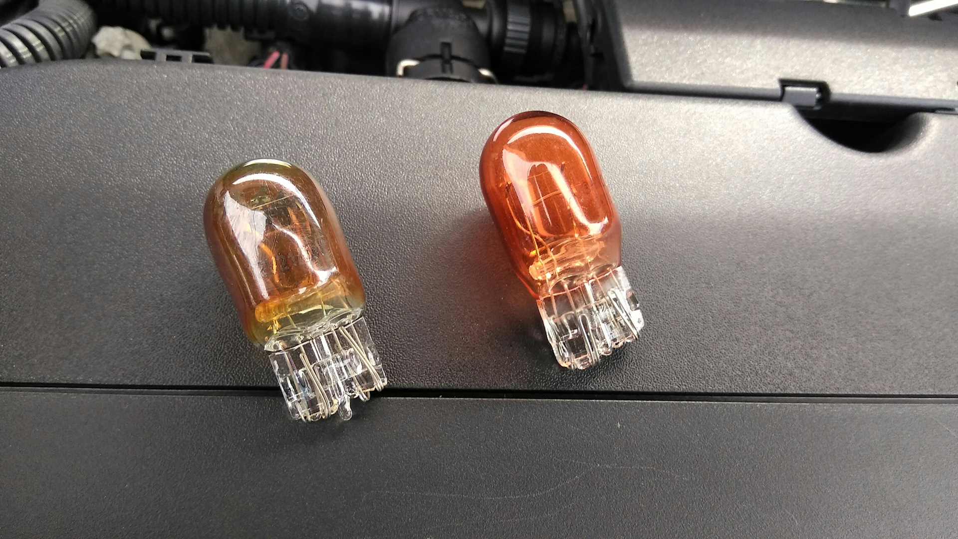 Лампы заднего фонаря vw polo sedan. Лампы в поло седан 2012 в заднем фонаре. Лампочки поворотника фольксваген поло 2017. Задний габарит поло. Светодиоды в габариты поло седан\.