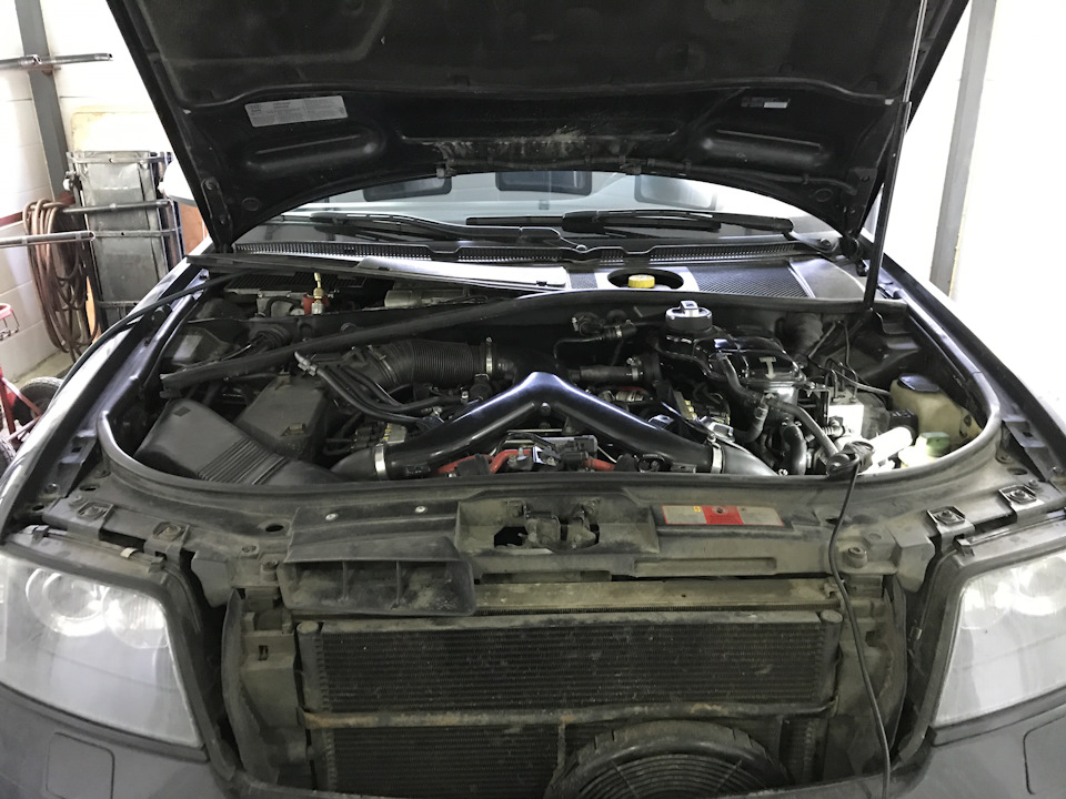 Приехал в профильное место по заправке кондиционеров, столько соплей наслушался на тему неудобства подключения заправочной магистрали 🤦🏼‍♂️рядом с салонным фильтром у меня компактно расположено оборудование ГБО — мастер/заправщик криворукий 🦌до этого обращался по дозаправке в обычное место у дороги — все без проблем, а тут специалисты😭 — Audi Allroad (C5)