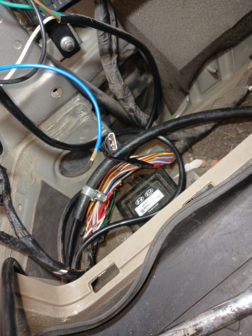 Самый толстый красный провод — на компрессор — KIA Mohave (HM)