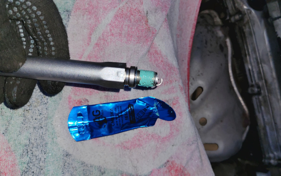 смазываем резьбу и ставим — Toyota RAV4 (III)