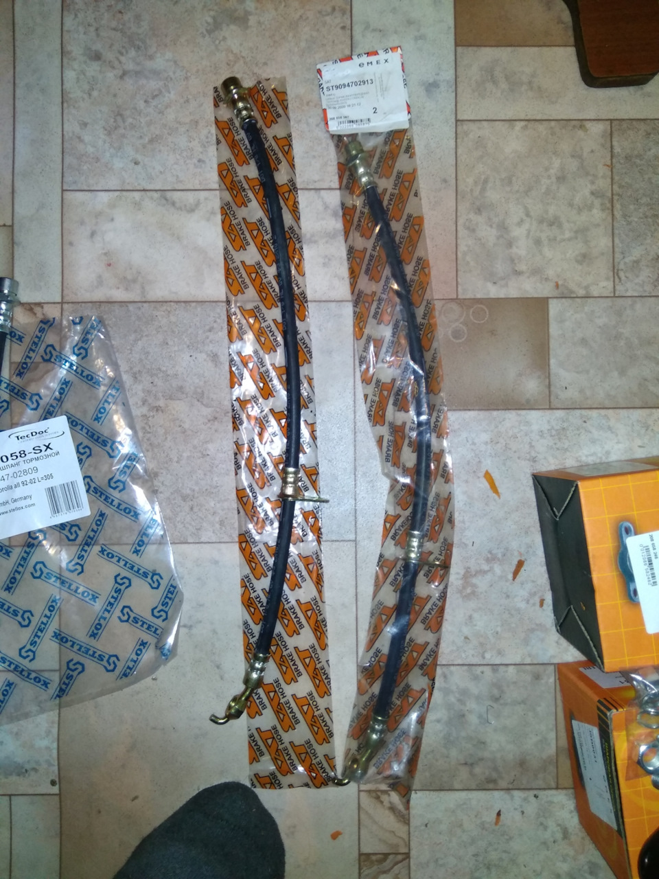 Замены передних тормозных шлангов — Toyota Sprinter Marino, 1,5 л, 1994 ...