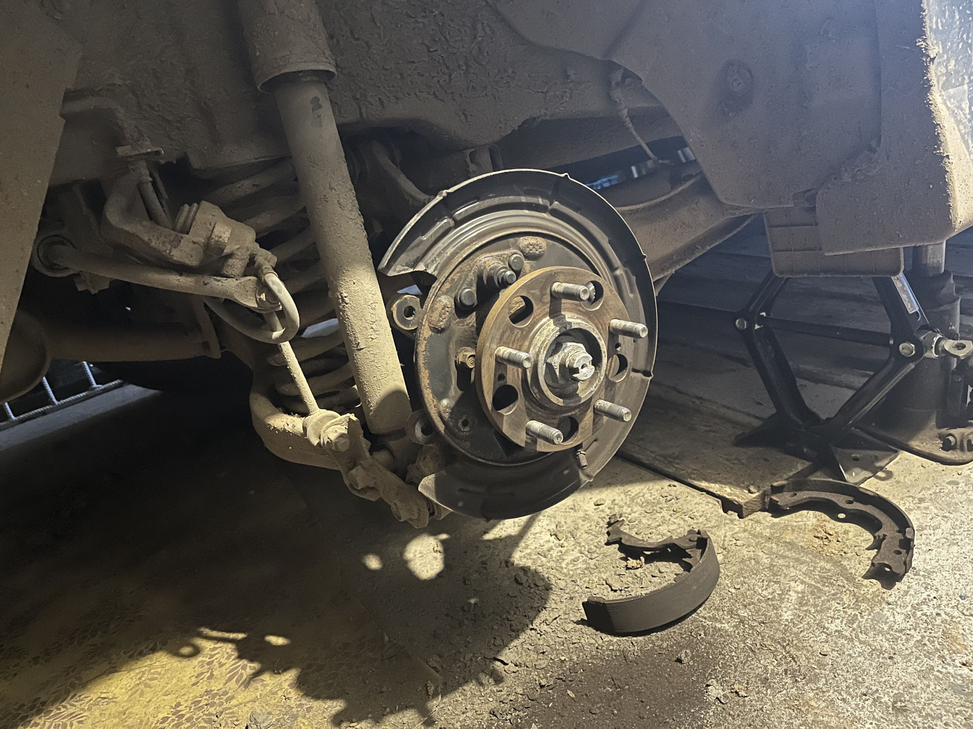 Ревизия задних тормозов и ручника — Hyundai ix35, 2 л, 2013 года ...