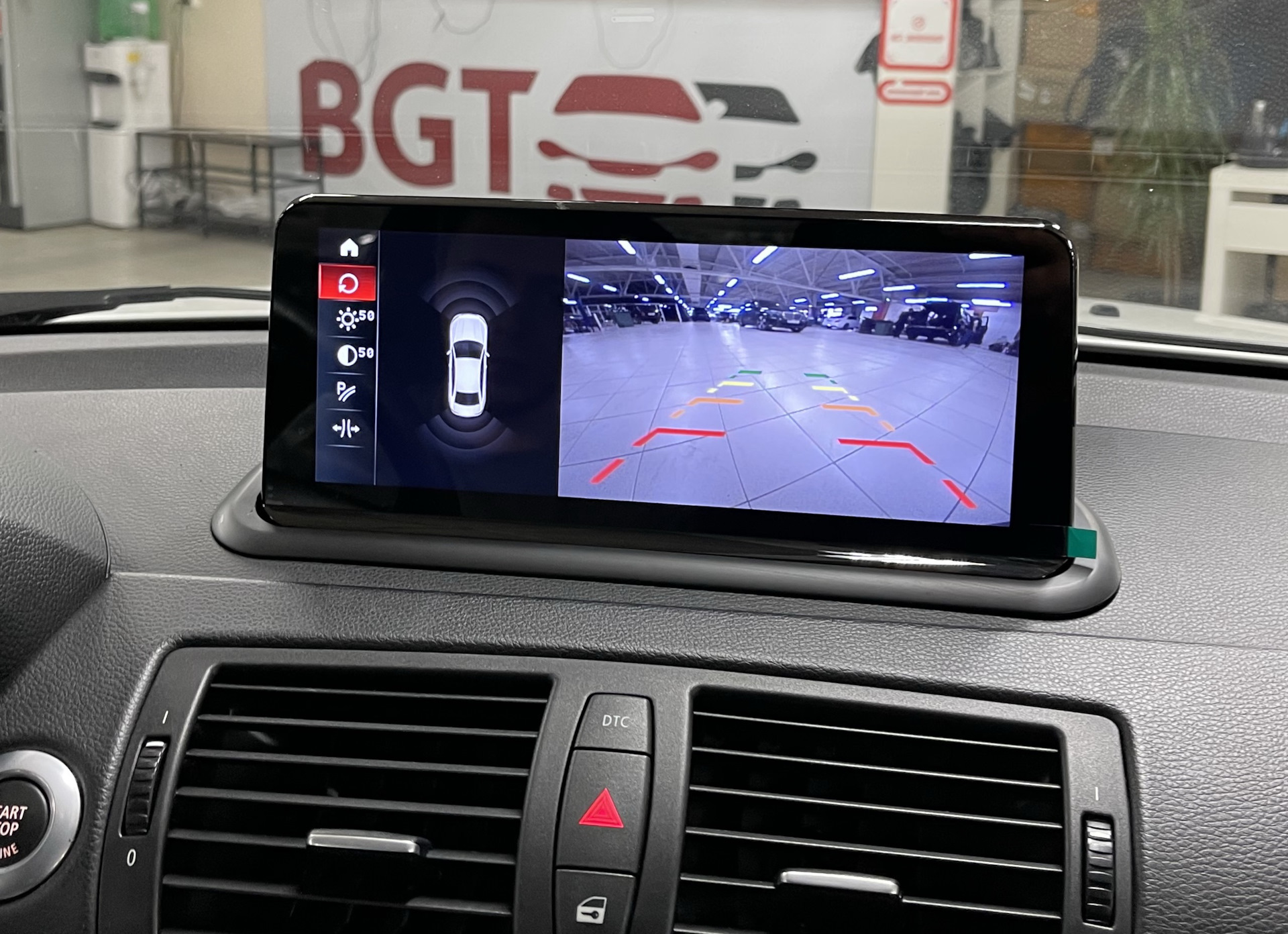 Экран на торпеде. 2 Din в BMW 1. BMW 1 мультимедиа. Универсальный монитор на Торпедо андроид Лачетти. Мультимедиа на панель БМВ 116.