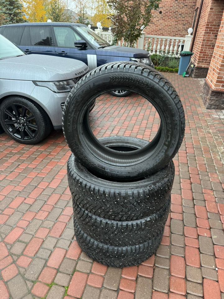 Шины зимние шипованные Nokian 255/55 R20 на Land Rover Range Rover (5G ...