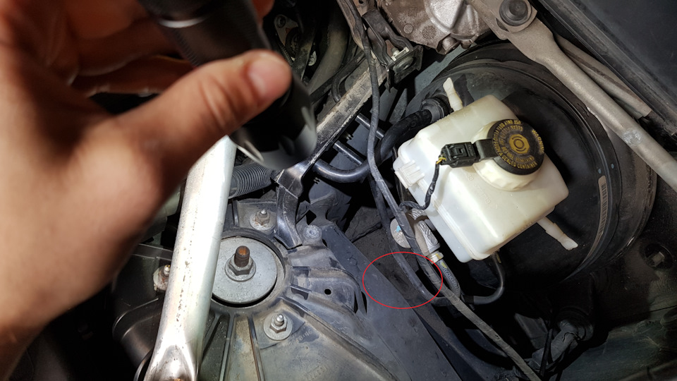 Забитая резинка дренажа обведена красным на фото. Вот её толкаем вниз и пусть где-то там лежит. Это первый дренаж, легко достаётся из под капота — BMW X5 (E70)