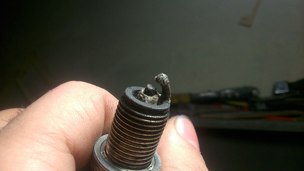 Сгорел электрод на свече. Сгорел электрод на свече. Иридиевый электрод в свече зажигания. Свеча зажигания 13501 extra сгоревшая. Калильное зажигание.