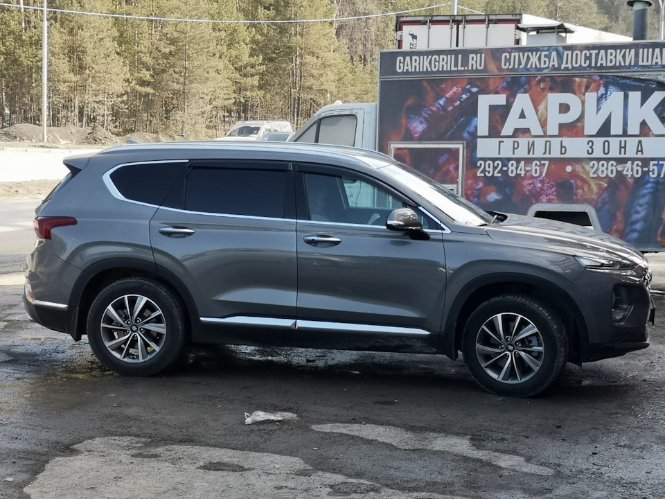 18. Tył: wprasuj/załóż wydłużone szpilki z zestawu; kontroluj pion i osadzenie łbów. — Hyundai Santa Fe TM