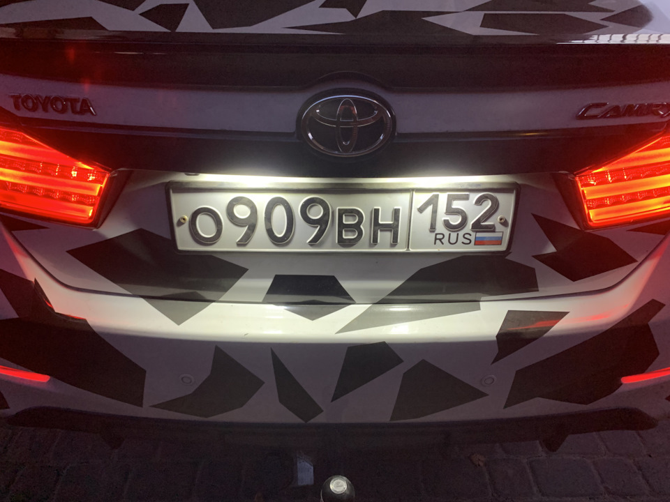 Поменял фонари подсветки номера — Toyota Camry (XV50), 3,5 л, 2014 года ...