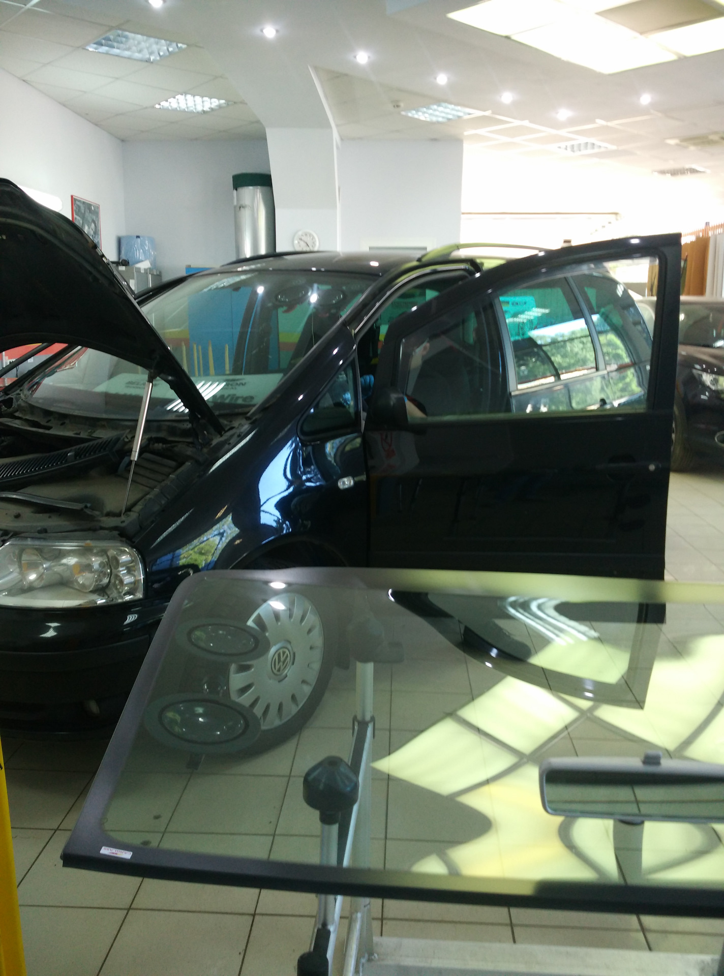 Лобовое шаран. Лобовое стекло vw touran. Лобовое шаран. Лобовое шаран. Пластиковые стекла vw sharan.