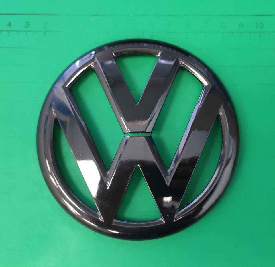 Купить передний бэушный. Передний значок Фольксваген гольф 4 1998 г. Значок Фольксваген 1980. Зеленый значок VW. Значок WV на заднюю крышку багажника.