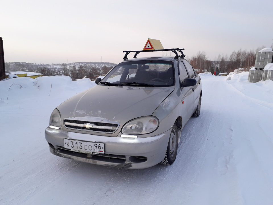 Белый Шевроле Ланос с черной крышей