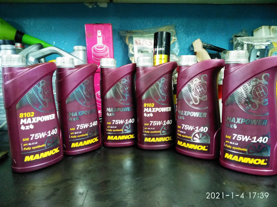75w140 в коробку нивы. xcvjE1GGpYUIDKklQ1yRKUy1UYA 960. 75w140 в коробку нивы фото. 75w140 в коробку нивы-xcvjE1GGpYUIDKklQ1yRKUy1UYA 960. картинка 75w140 в коробку нивы. картинка xcvjE1GGpYUIDKklQ1yRKUy1UYA 960. Так и так, как говорит многим известный блогер! Всем здрасте) давно не писал ничего. А между тем нивас подкинул парочку проблем своему горячо любящему его хозяину))) ну то есть мне!) в один прекрасный день потек с альник полуоси( да так потек что все в маслеизвозюкал!( эту проблему надо решать быстро! поехал в сервис, когда подняли нивас на подьемник то выяснилось что с этой же стороны есть люфт подшипника( вот гад я же их оба год назад поменял( видимо либо запчасти калл делают либо то что колеса большие и подшипник не выдержал короче хз, когда в том году менял левый решил за компанию поменять и правый, он не люфтил но машине 11 лет и я подумал что так будет лучше))) наивный парень! не повторяйте ошибок!) все подши задние были родные. так вот я сам снял заведомо рабочий подш и поставил новый) это из серии когда коту делать нечего он короче до блеска все чистит))) ну вот этот подш и проездил всего год( ладно делов то на 15-20 мин! купил подшипник и сальник! когда сняли увидел что в масле присутствует эмульсия, не скажу что совсем кака масло но видимо за зиму и весну мост где-то чуток утоп) делать нечего! надо менять масло!) ну а тут уже работает другая поговорка, все поломки к тюнингу и погнал я искать масло в мосты новое! а именно Castrol 75W-140 и что бы вы думали, масло есть во многих магазинах но после поднятия цен оно стало стоить до безобразия дорого( а с тем учетом что нивас то утопит редуктор и все масло свернется, то сальник ни дай бог потечет думаю брать литр масла по 1100рублей за литр просто маразм) короче нашел где масло продают по старым ценам 620р за литр! сразу взял и на передний мост!)