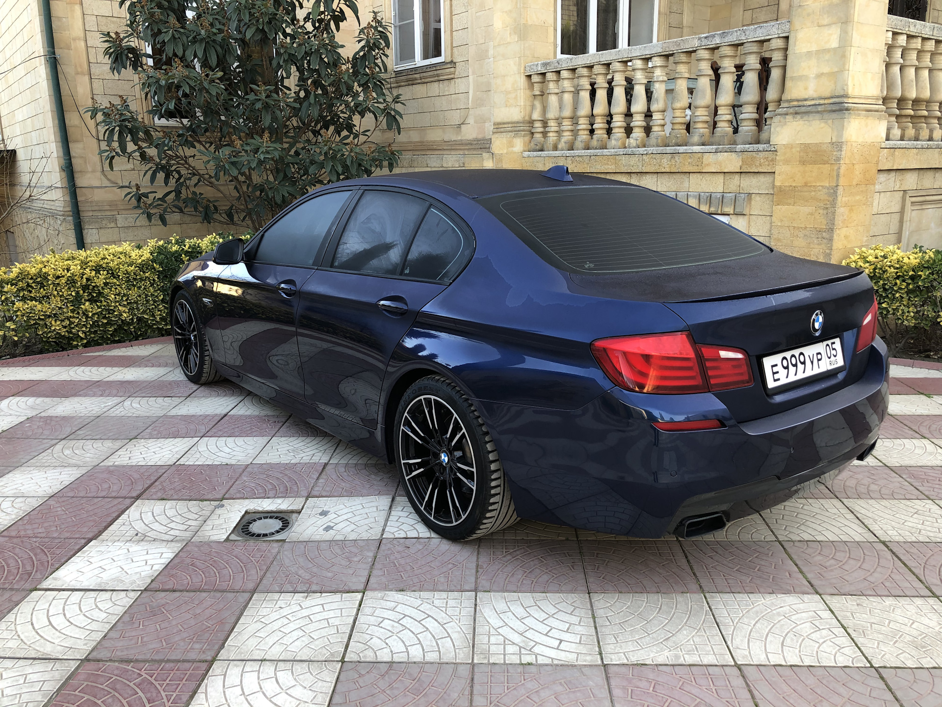 Пленка f 10. Бмв ф10 в пленке. M5 f10 винил. Bmw f10 в пленке. Антихром бмв ф10 черные.