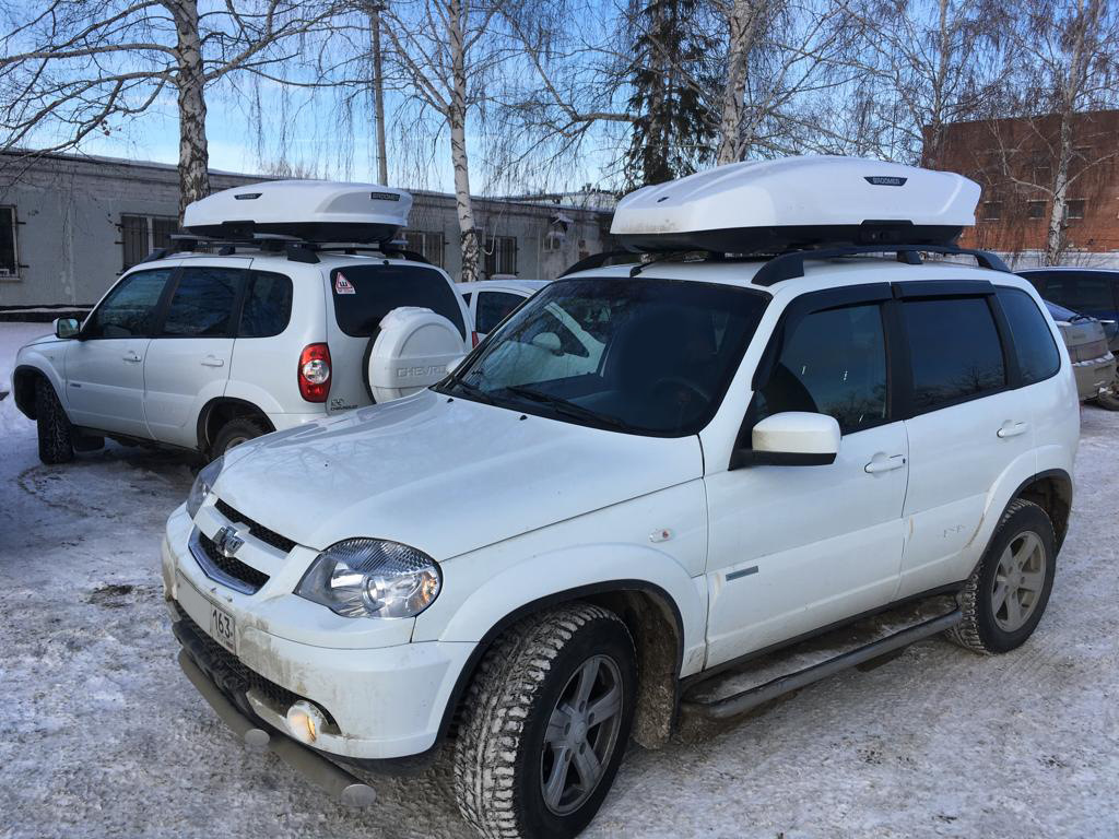 Крыша шевроле нива. Автобокс на ниву Шевроле. Chevrolet Niva с автобоксом. Бокс на крышу Нива Шевроле. Бокс Broomer Venture Нива.