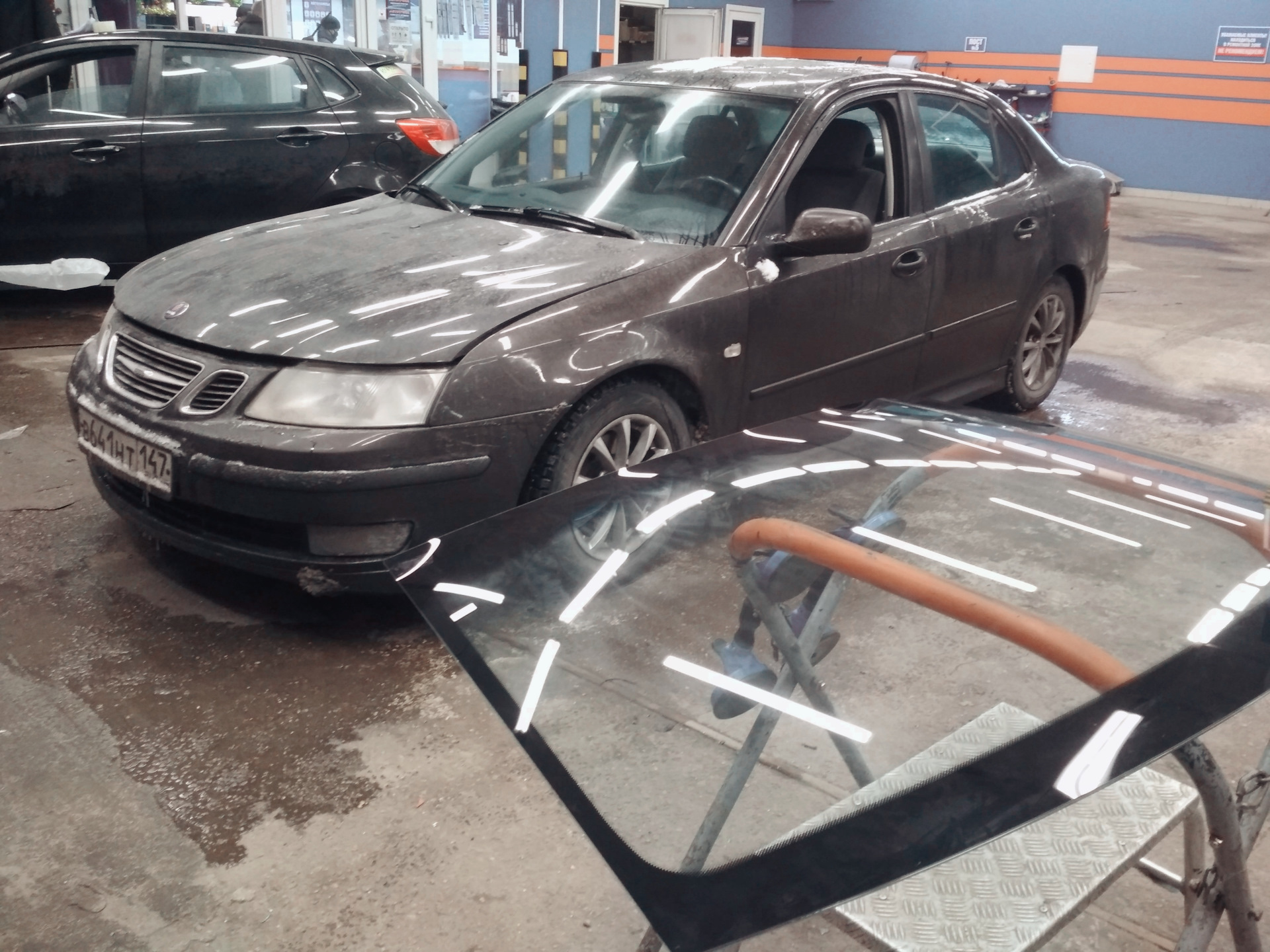 Пластик заднего стекла сааб 9-3. Стекло сааб 9 3. Лобовое стекло saab 9-3 2 d. Стекло сааб 9 3. Сааб 9.