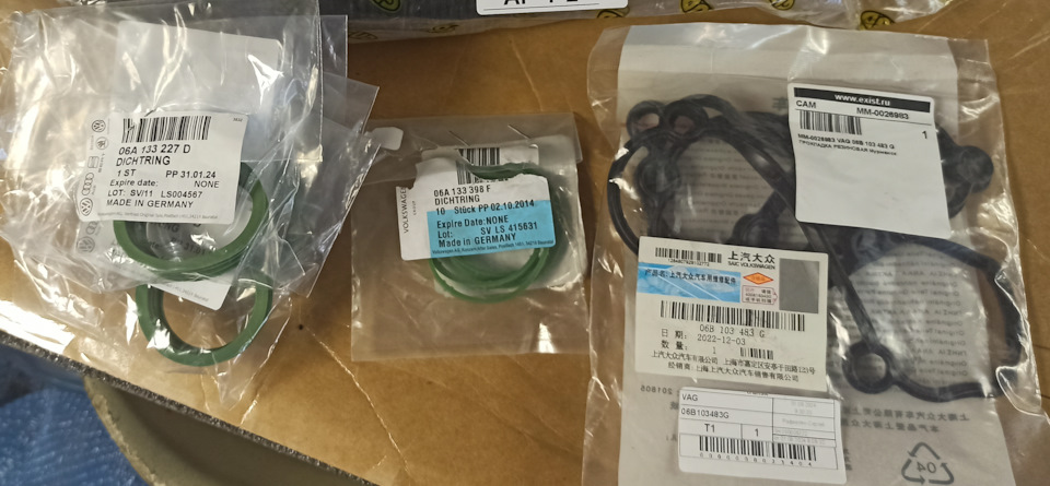 06B 103 483 G Прокладка клапанной крышки, китайская орига) 06A 133 398 F Кольцо уплотнительное впускного коллектора — 4 шт 06A 133 227 D Кольцо уплотнительное впускного коллектора — 4 шт — Audi A3 Sportback (8PA). Запчасти на фото: 06B103483G, 06A133398F, 06A133227D