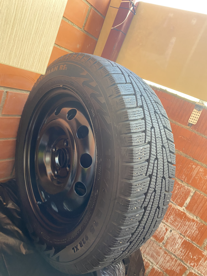 Шины всесезонные Nokian 185/65 R15, штампованные диски Hyundai Kia ...