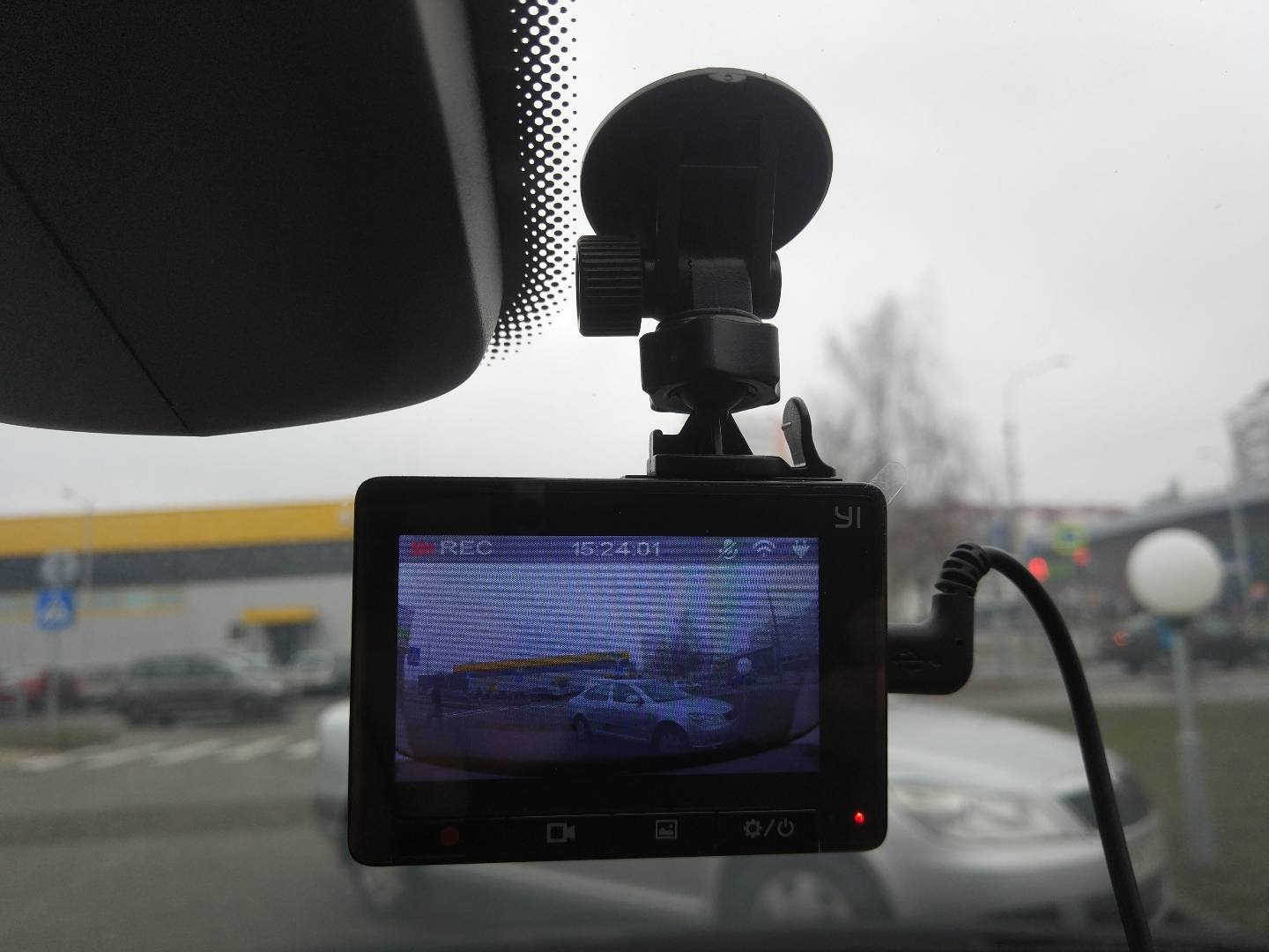 Видеорегистратор yi smart dash. Регистратор yi Smart Dash Camera. DVR Dash cam b202. Xiaomi yi Dash cam. Видеорегистратор yi Smart Dash Camera разъём аккумулятора.