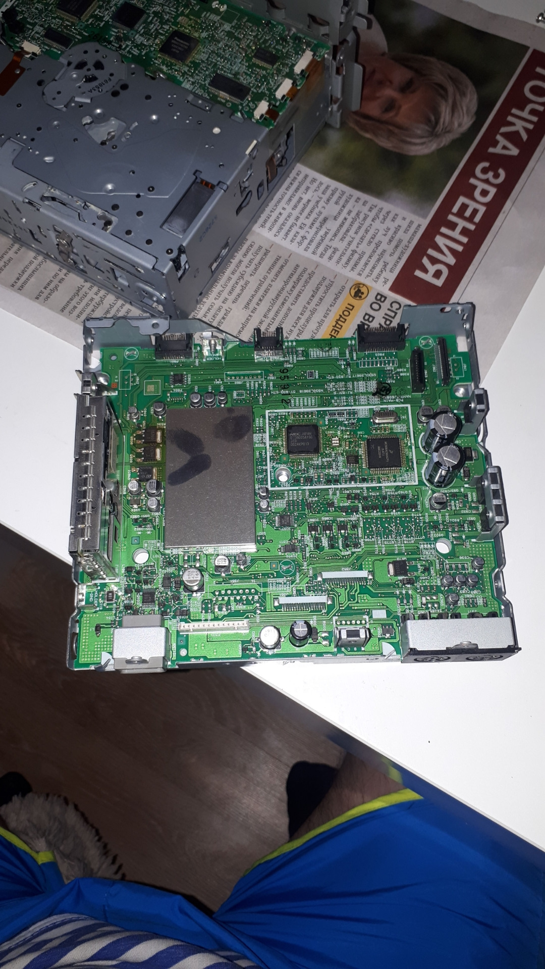 Щелчки в динамиках, самостоятельная перещёлкиванее радиостанций ...