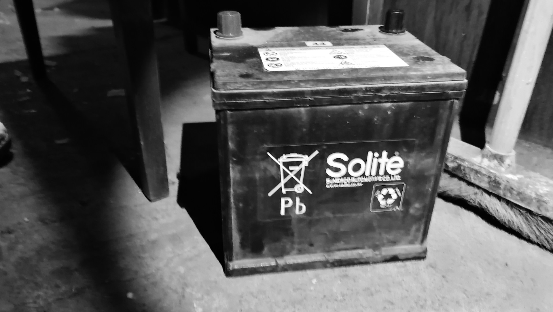 Аккумулятор дохлый приколы. Акб (полипропиленовые не слитые). Дохлый аккумулятор. Почему умирают аккумуляторы. Замена аккумулятора в машине.