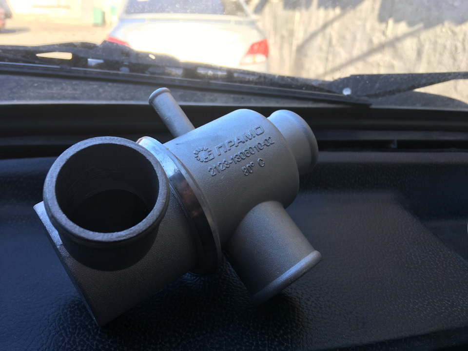 Замена термостата 21213 на 2123 шеви — Lada 4x4 3D, 1,7 л, 1995 года ...