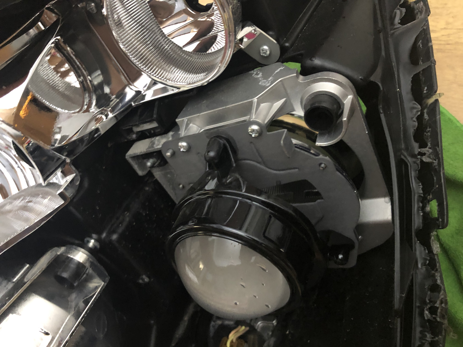 Как вскрыть фары киржа. Bandit 600s фара разобрать. Как вскрыть фару. Отражатель передней фары hyundai accent. Рассеиватель фары рено меган 2.