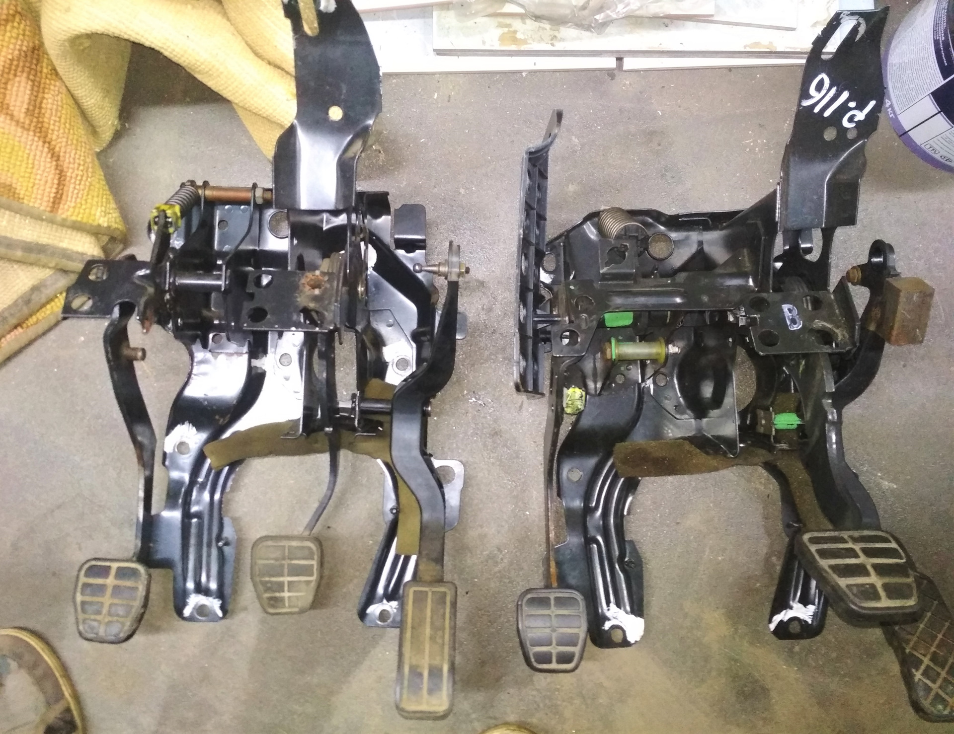 Педаль тормоза пассат б4. Педаль сцепления пассат б4. Пассат б4 педали. Педаль сцепления пассат б4. Блок педалей пассат б4.