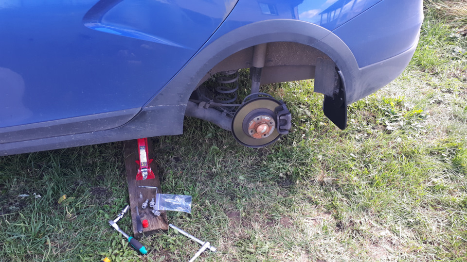 Под клипсу пришлось проплавлять отверстие в брызговике нагретым шестигранником))) — Lada Vesta SW Cross (1G)