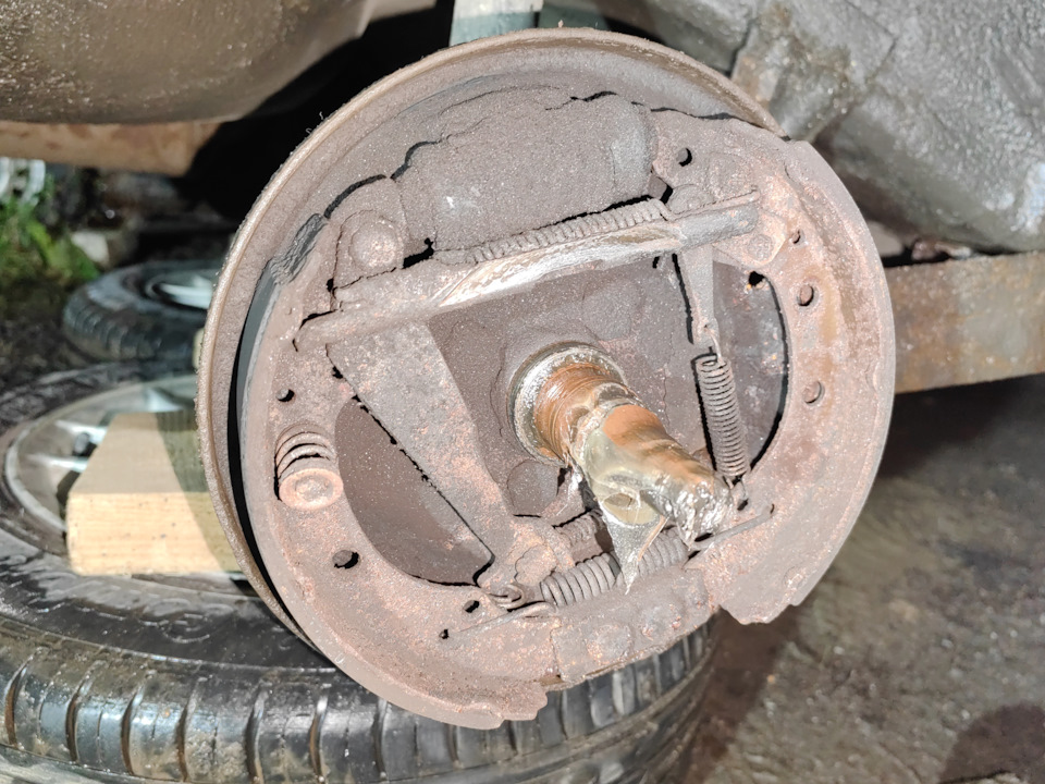 ремонт барабанных тормозов — Audi 80 (B3), 1,8 л, 1989 года | своими ...