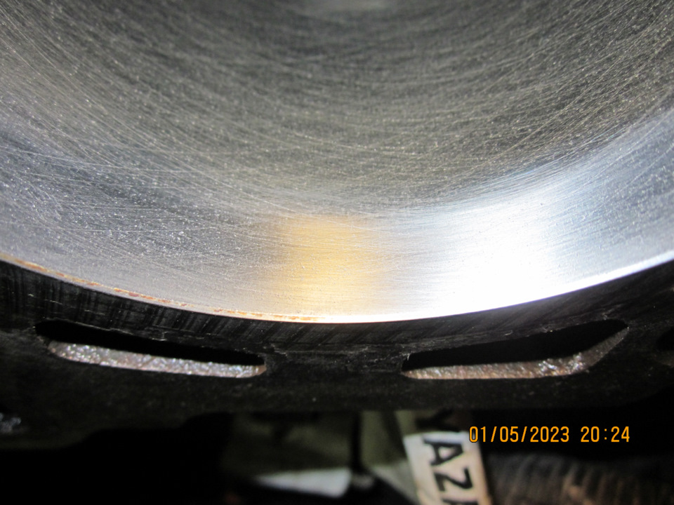 Нагар на стенке цилиндра в зоне недохода поршневых колец зачищен скотч-брайтом. Макро — Lada Vesta SW (1G)