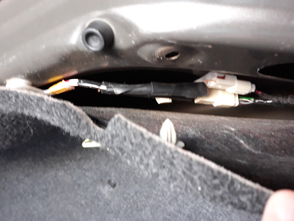 Замена габарита на крышке багажника — Toyota Avalon (3G), 3,5 л, 2006 ...