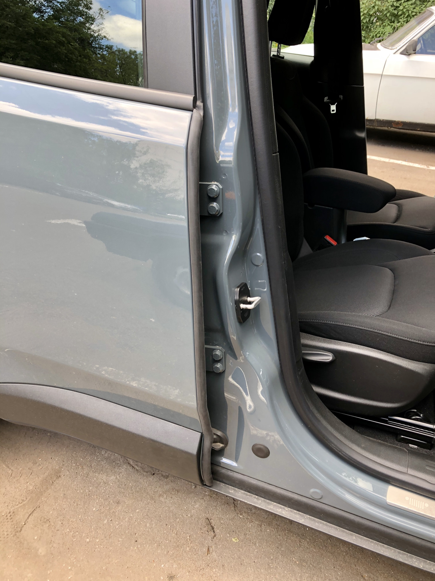 Рено меган 2 шумоизоляция дверей. Renault arkana шумоизоляция дверей. Дренажные отверстия в дверях арканы. Аркана двери. Клипса двери рено аркана.