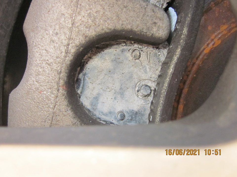 Задний тормоз. Состояние пасты спустя 6420км после нанесения. Крупный план — Lada Vesta SW (1G)