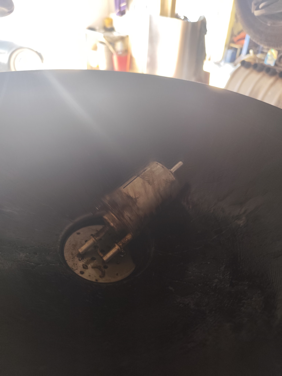 Старый фильтр Юфи, в мусор! Хотя особо грязи не было внутри, бенз чистый вылился! — Skoda Rapid (1G)