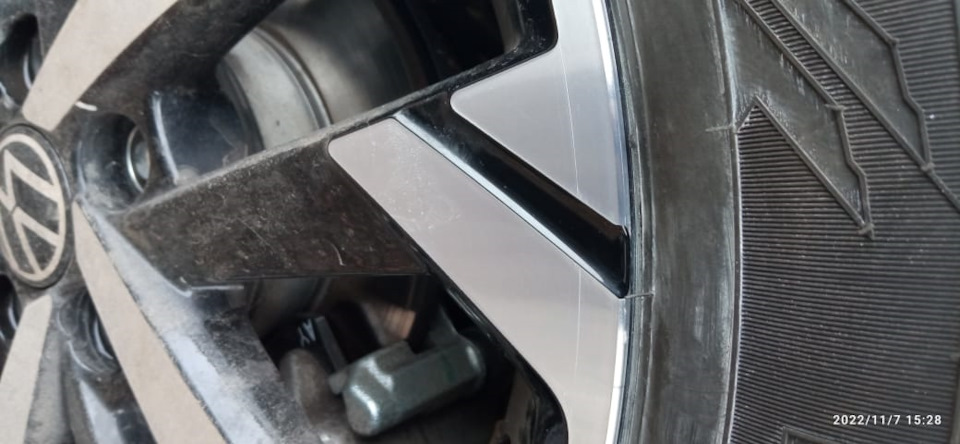 Косяк при шиномонтаже. — Volkswagen Polo liftback, 1,6 л, 2022 года ...