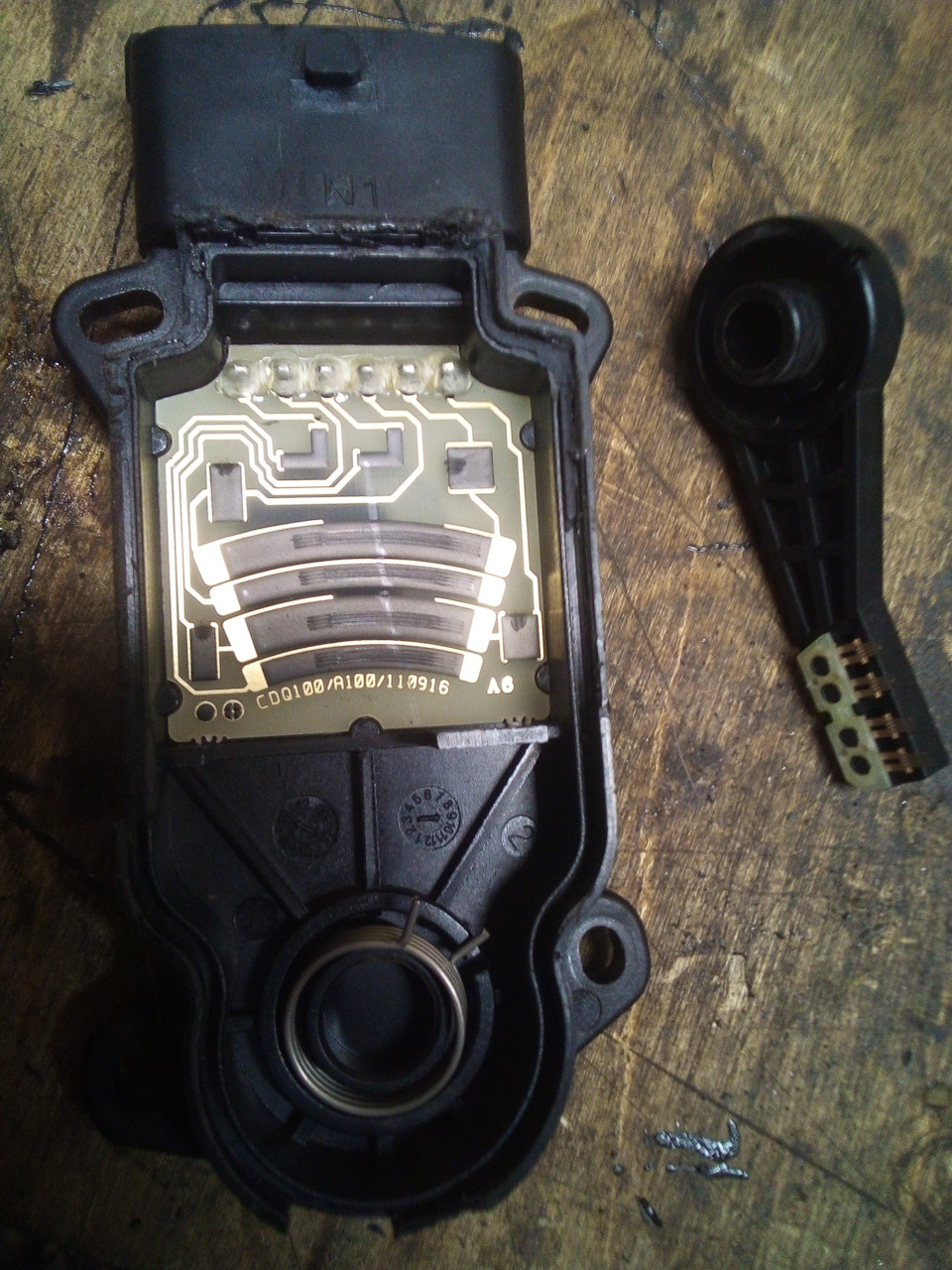 На графитовых контактах видны следы движения ползунков, и странная светлая полоса поперек! — SsangYong Actyon Sports (1G)