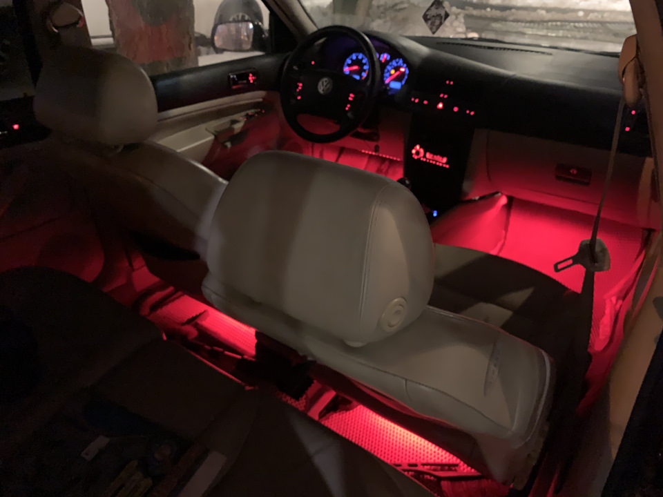 Подсветка ног — Volkswagen Jetta IV, 1,8 л, 2001 года | аксессуары | DRIVE2