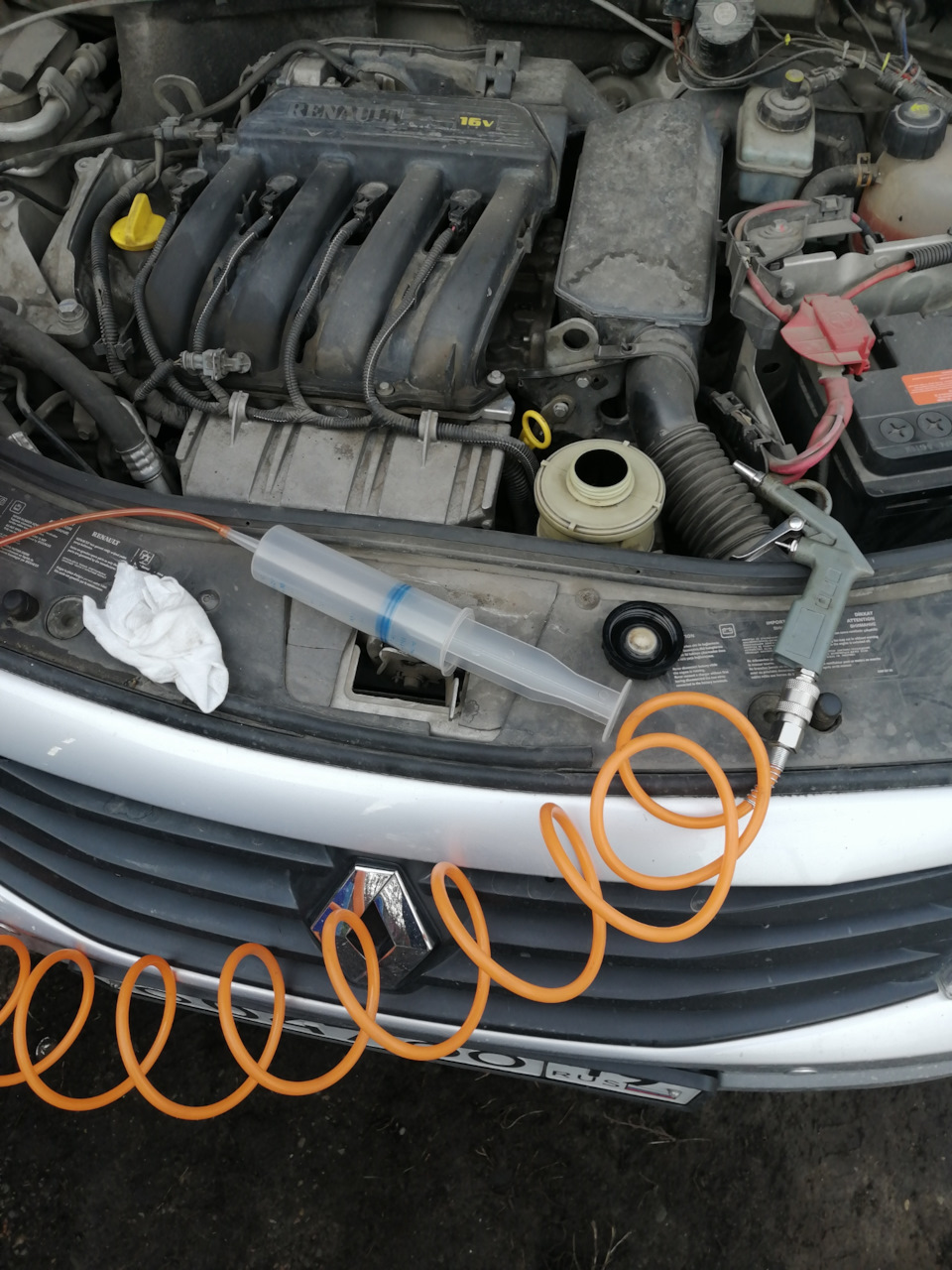 Подменил жидкость в гуре, Рено Сандеро. — Renault Sandero 1G, 1,6 л ...