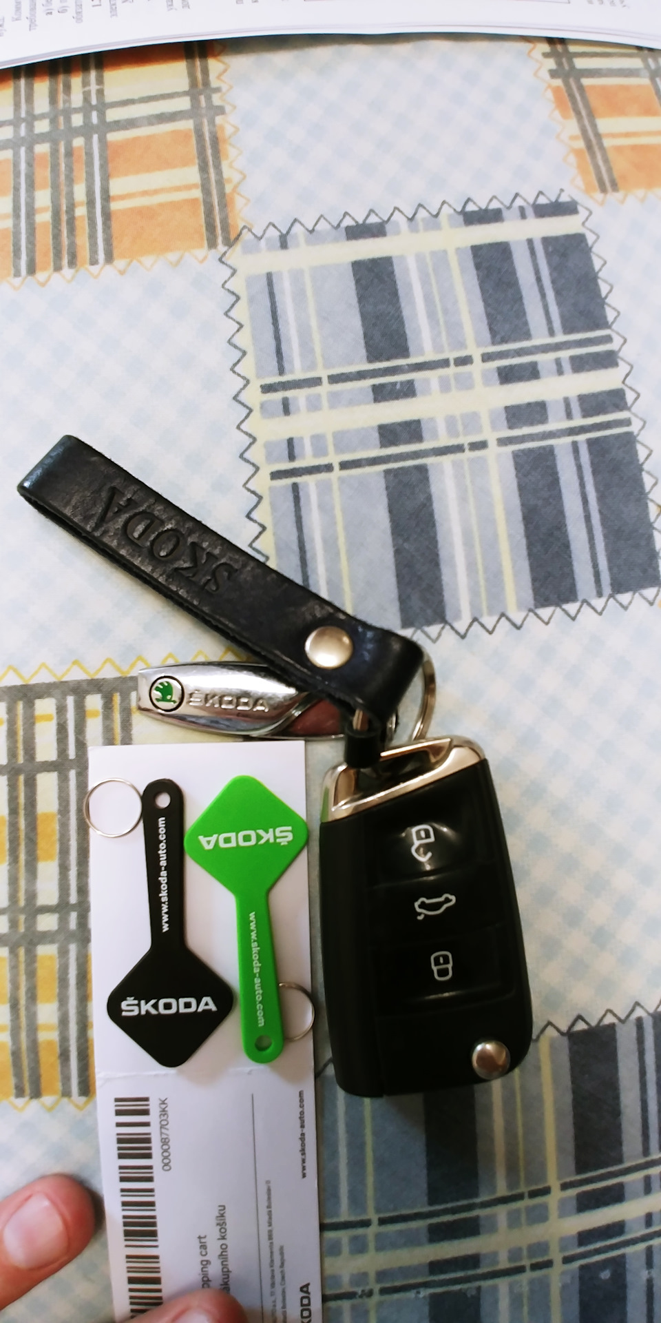 Размер ЧИПа относительно ключа зажигания — Skoda Octavia A7 Mk3. Запчасти на фото: 000087703KK