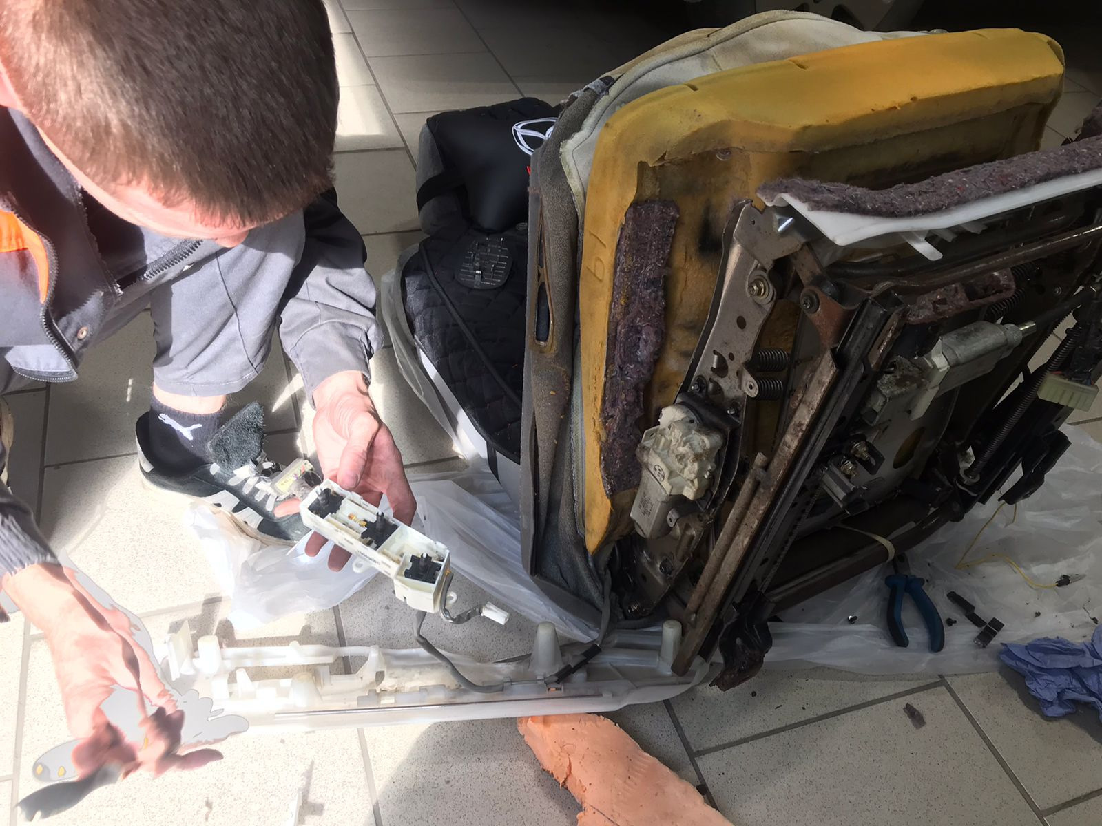 Ремонт электропривода сиденья — Mazda Millenia, 2 л, 1999 года | своими ...