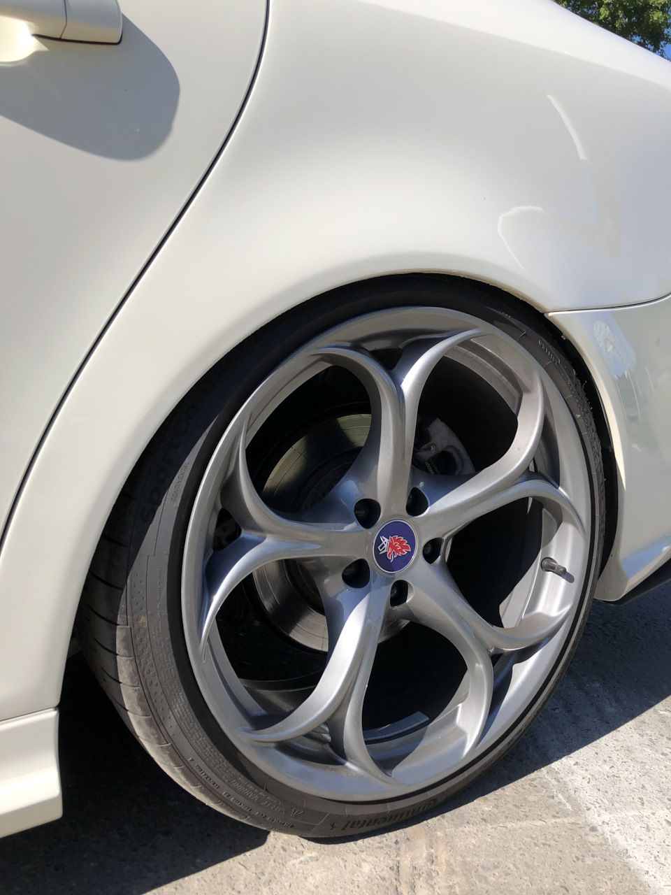 Поехал на очень большого лежачего полицейского, что бы встать по диагонали, посмотреть не будет ли чего задевать — всё чётко. — Saab 9-3 (2G)