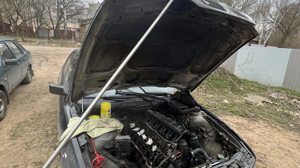 Не могу провернуть коленвал вручную после сборки двигателя — BMW 5 ...